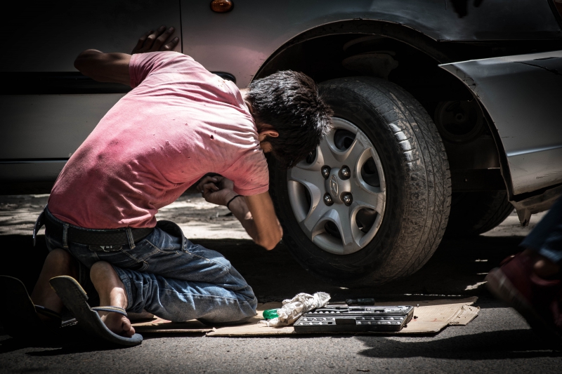 garagiste-HYERES-min_child-labor-934900